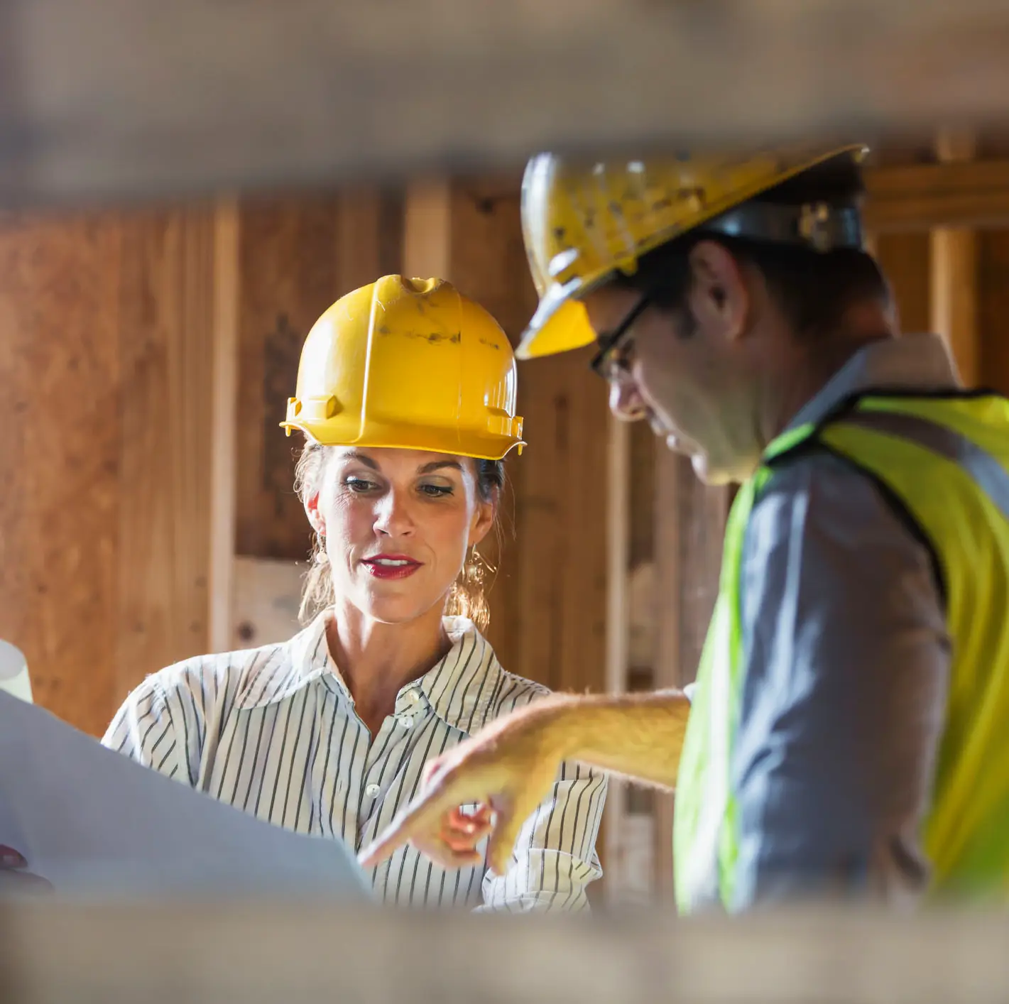 equipo de construcción trabajando con maquinaria moderna