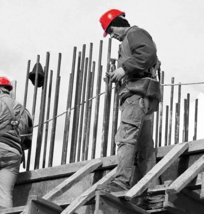Trabajadores de la construcción en obra estructural en Madrid con cascos de seguridad